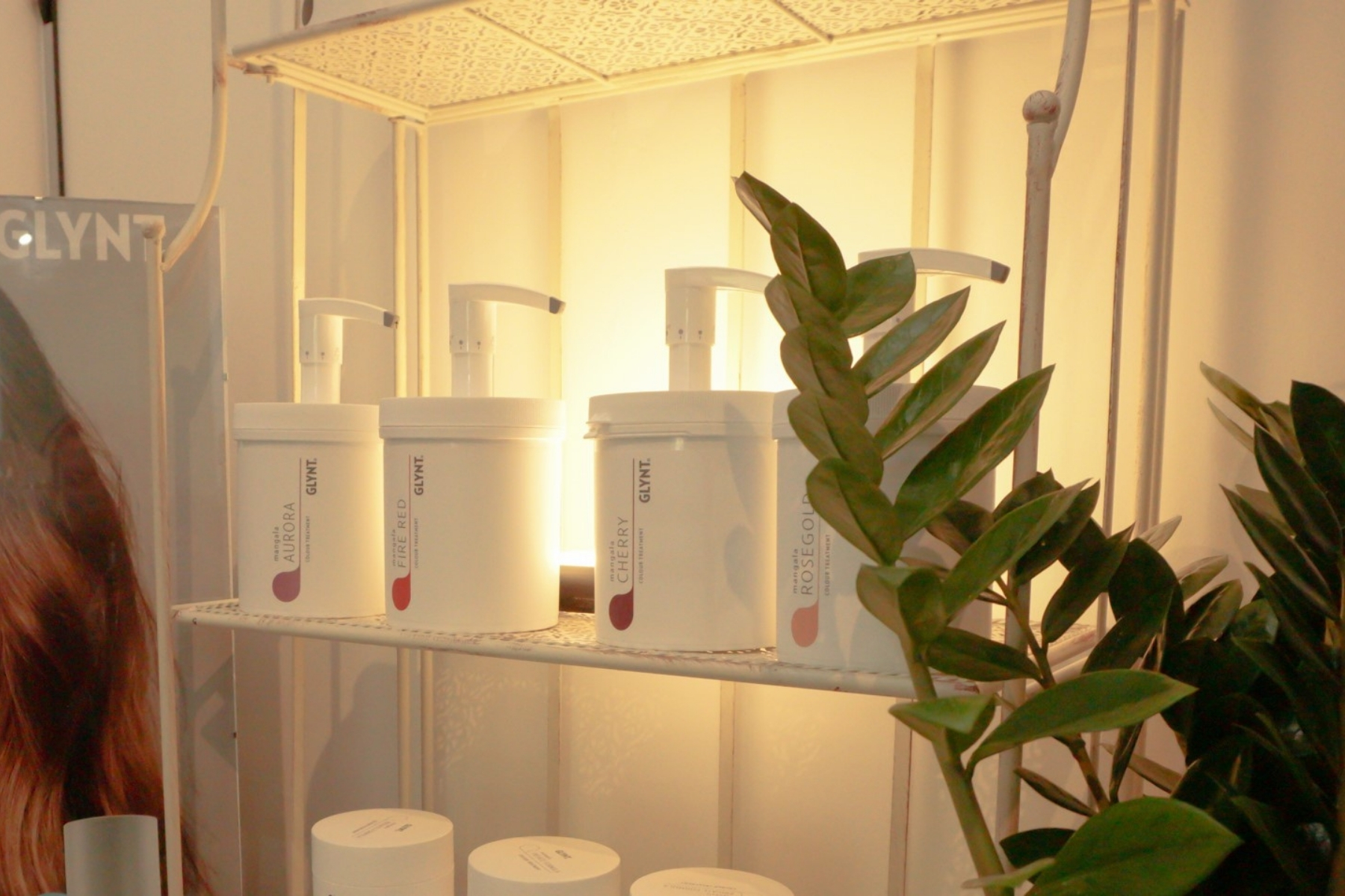 Pflegeprodukte von Glynt in Regal