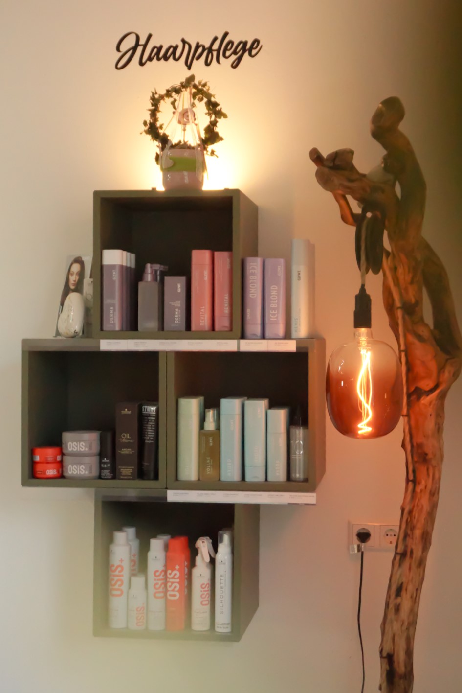 Raum Angelika mit Blick auf Haarpflegeprodukte in einem Regal an der Wand