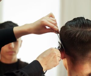 Kurzhaarschnitt bei einem jungen Mann beim Friseur als closeup
