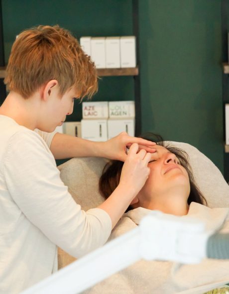 Sandra beim Augenbrauenzupfen mit einer Kundin