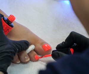 Fuß der gerade lackierte Nägel bekommt